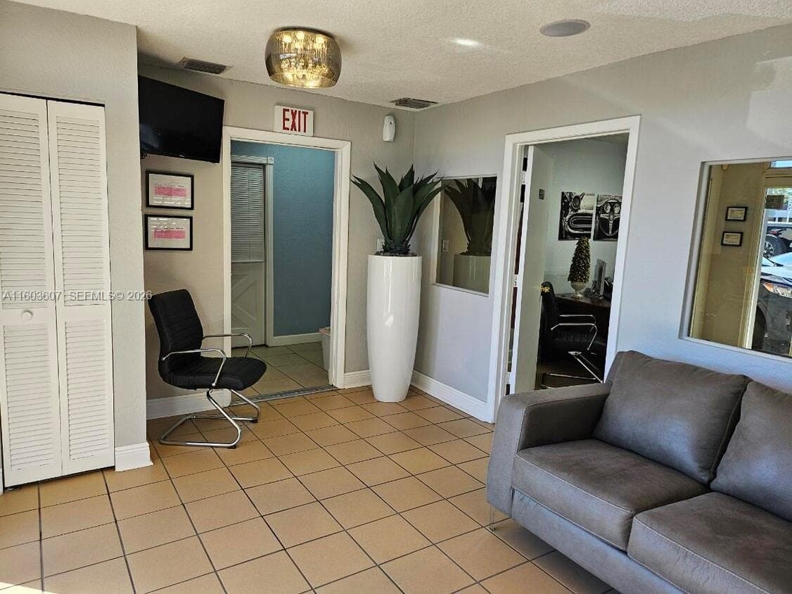 4010 E 8th Ave, Hialeah, FL 33013 — zdjęcie 4