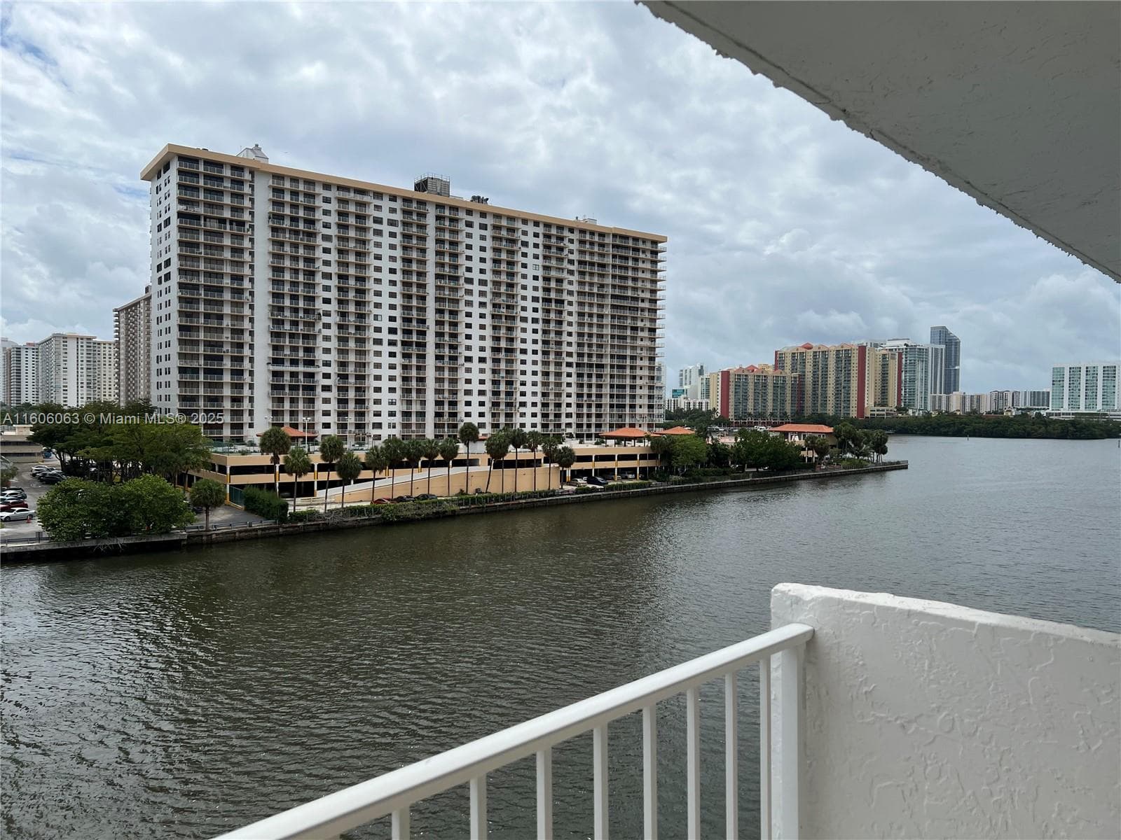 4000 NE 170th St # 604, North Miami Beach, FL 33160 — zdjęcie 2
