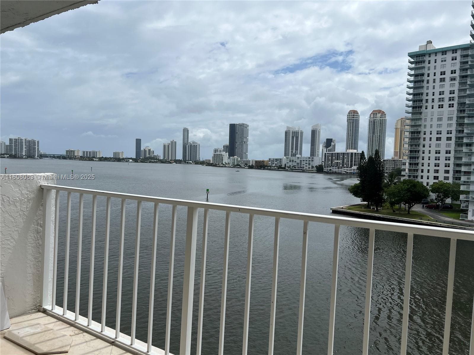 4000 NE 170th St # 604, North Miami Beach, FL 33160 — zdjęcie 3