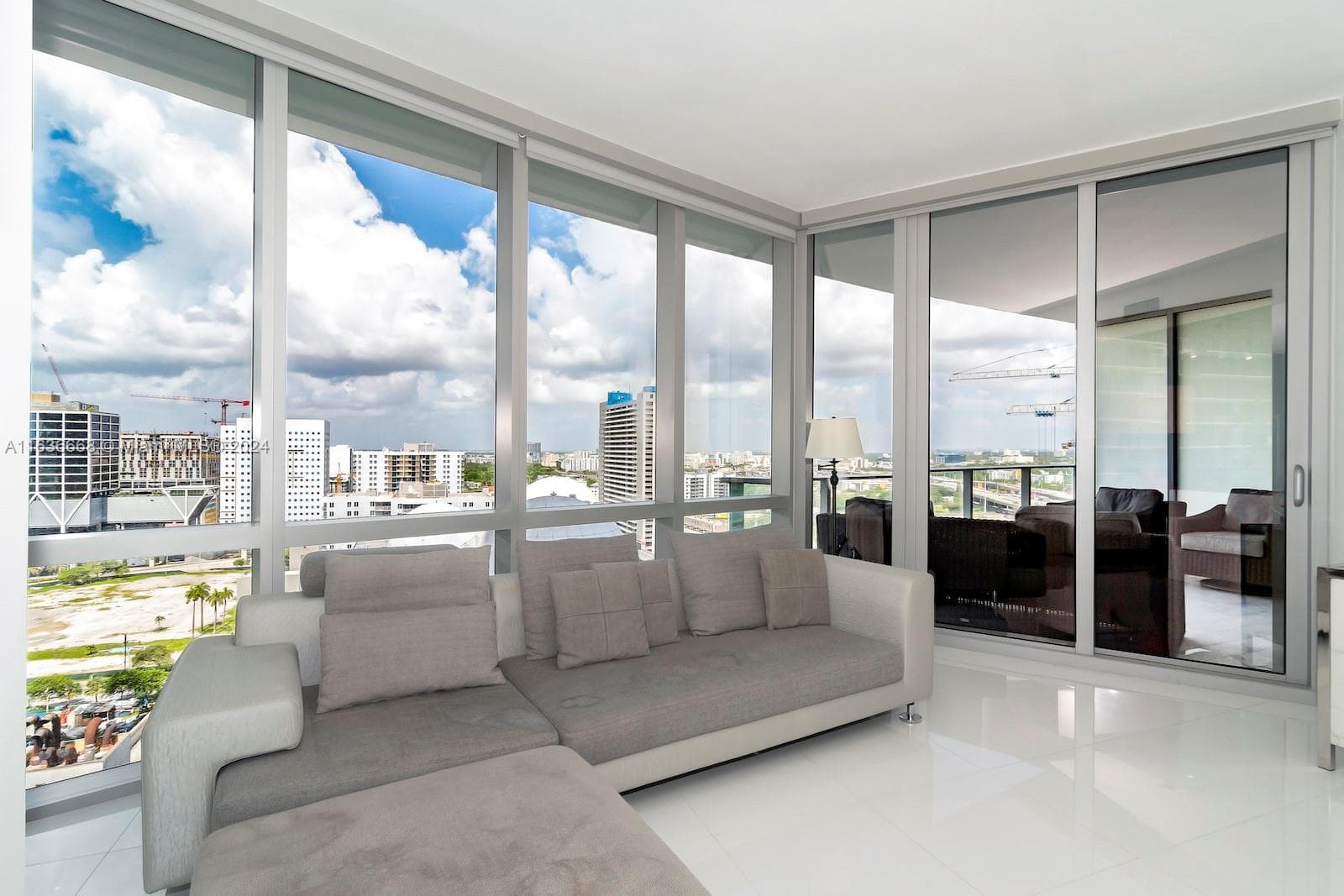 851 NE 1st Ave # 1710, Miami, FL 33132 — zdjęcie 2