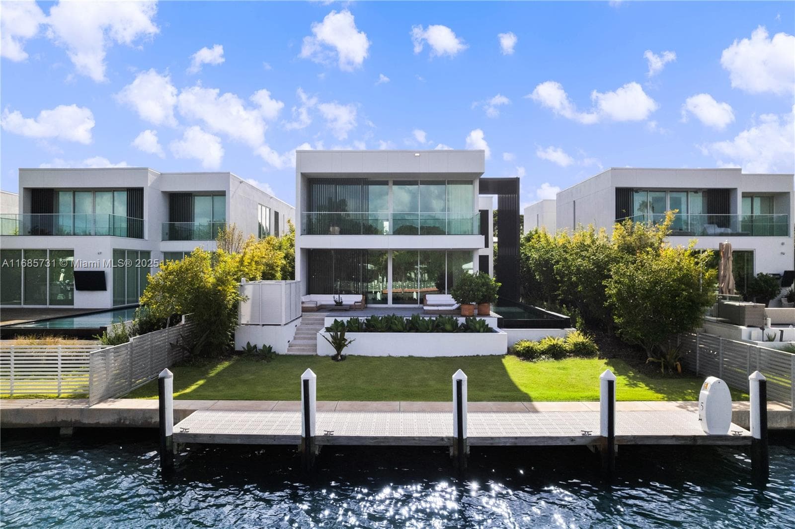 1041 W 48th St, Miami Beach, FL 33140