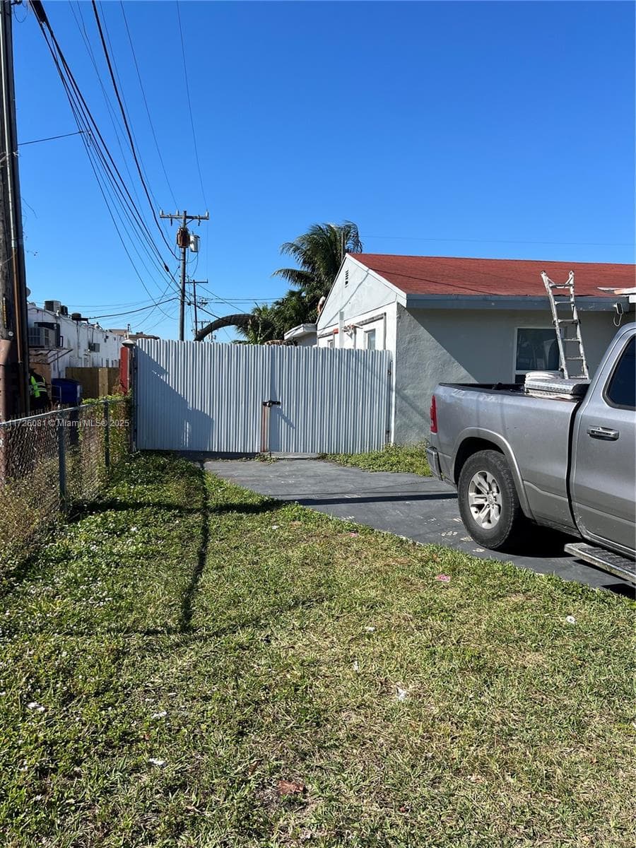 720 NW 30th Ave, Miami, FL 33125 — zdjęcie 2