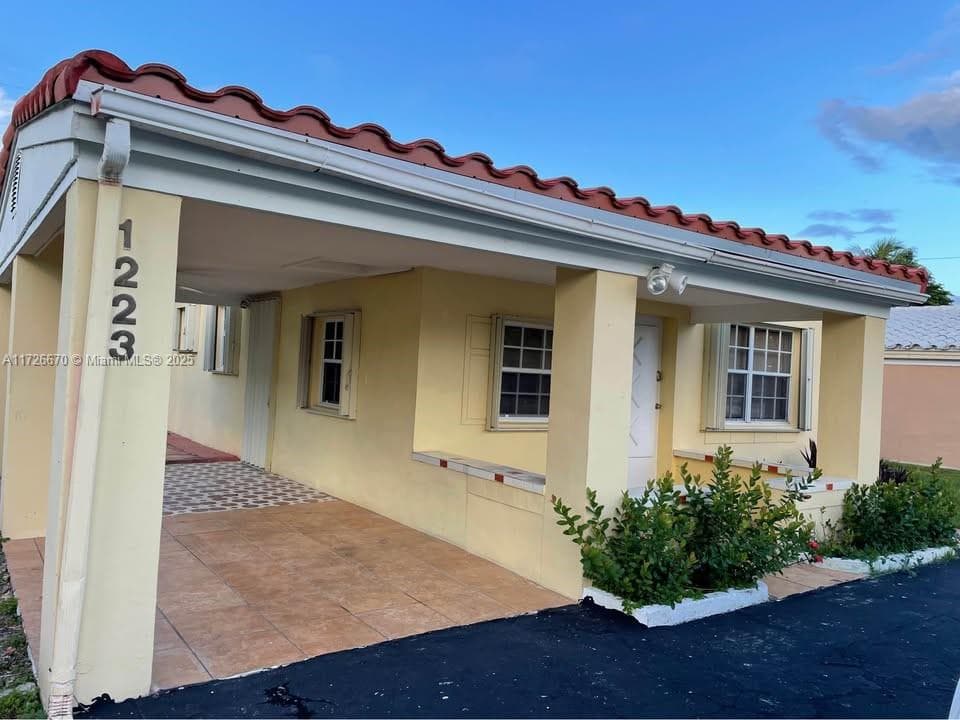 1223 NE 181st St, North Miami Beach, FL 33162 — zdjęcie 2