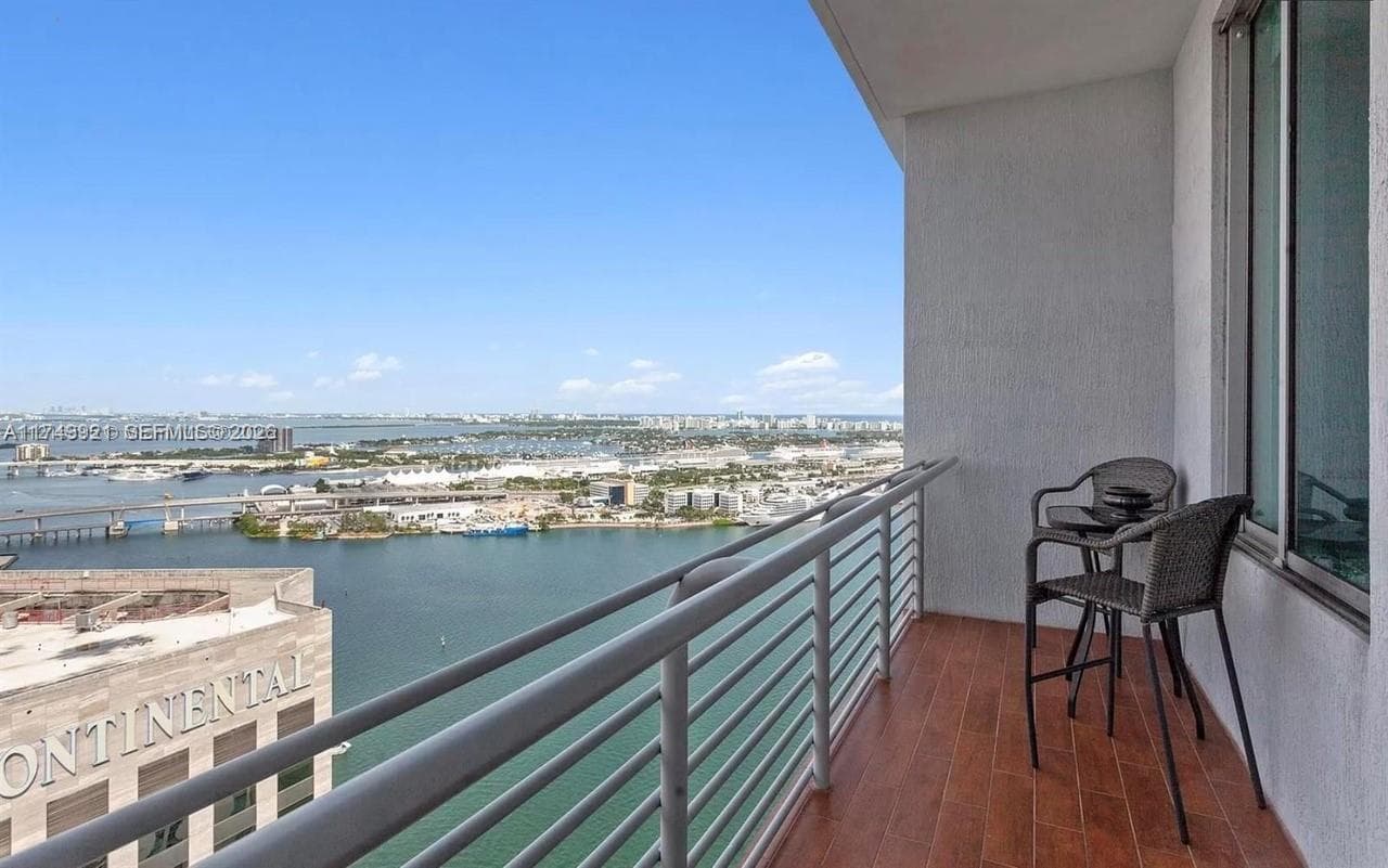 335 S Biscayne Blvd # UPH02, Miami, FL 33131