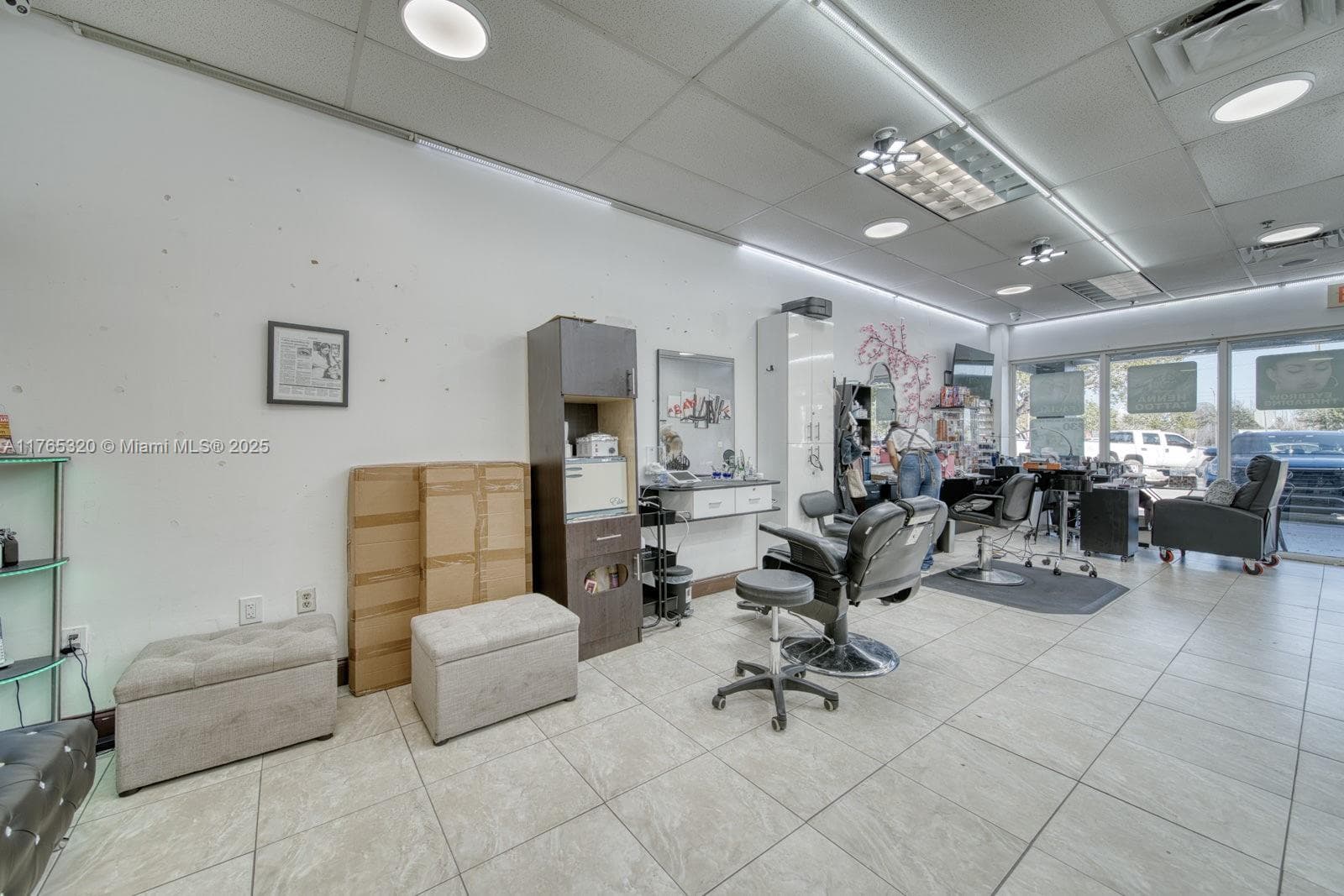 Beauty Salon For Sale On 8th St, Miami, FL 33184 — zdjęcie 2