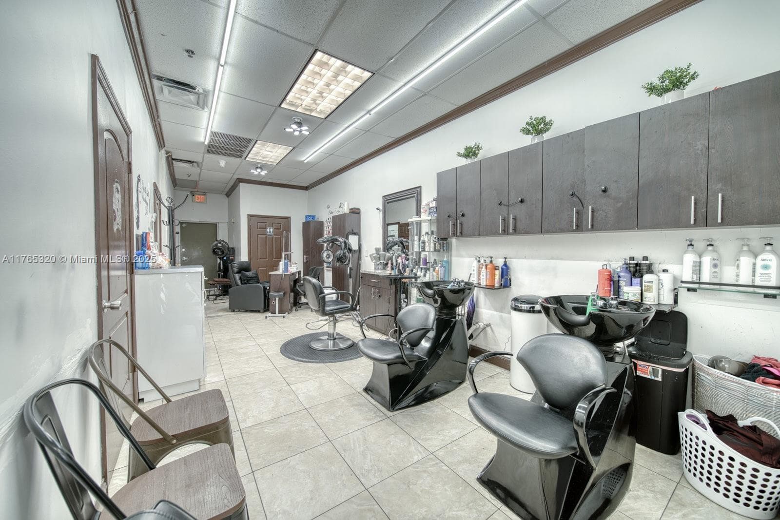 Beauty Salon For Sale On 8th St, Miami, FL 33184 — zdjęcie 3