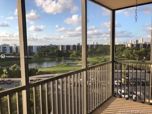 20301 W Country Club Dr # 830, Aventura, FL 33180