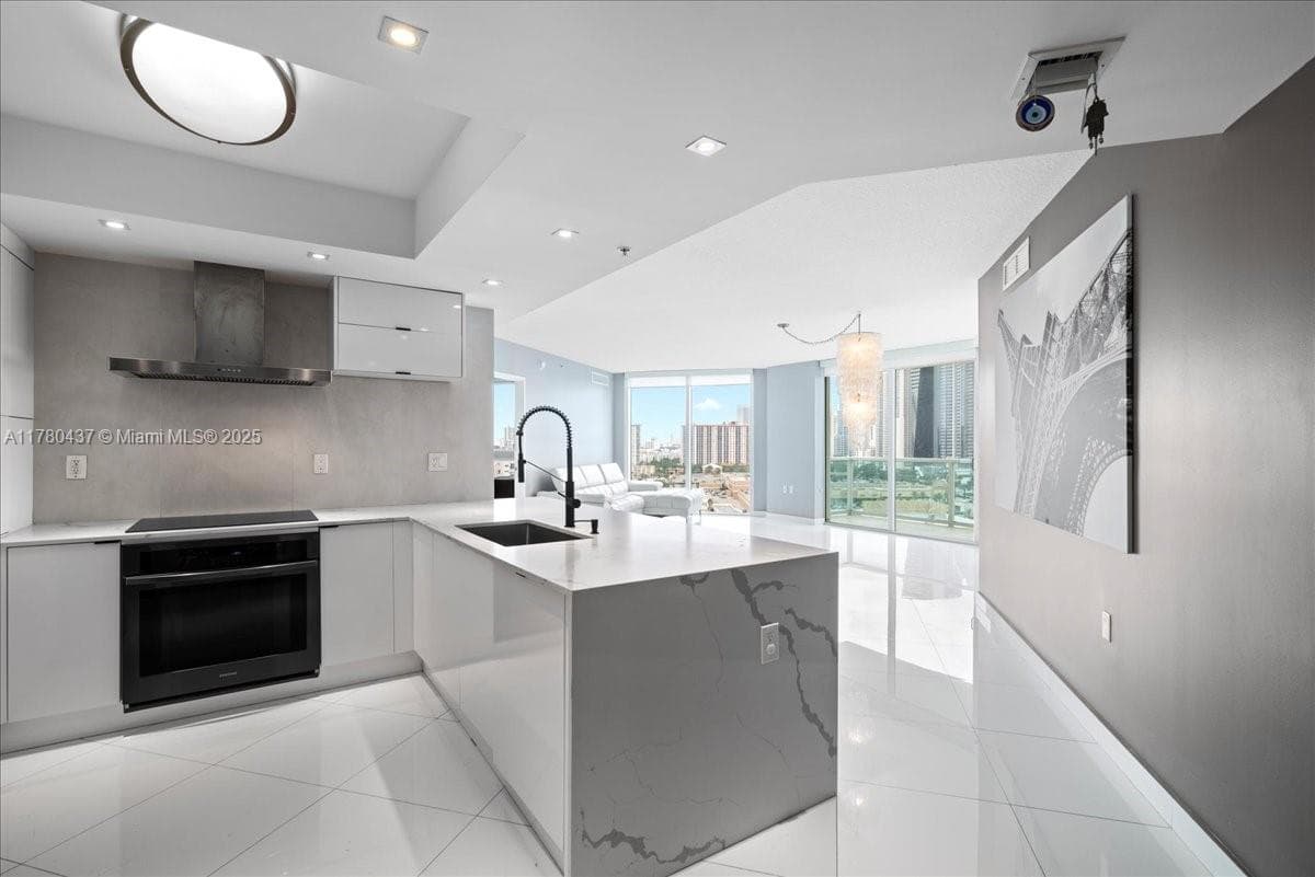 200 SUNNY ISLE BL # 2-1202, Sunny Isles Beach, FL 33160 — zdjęcie 2