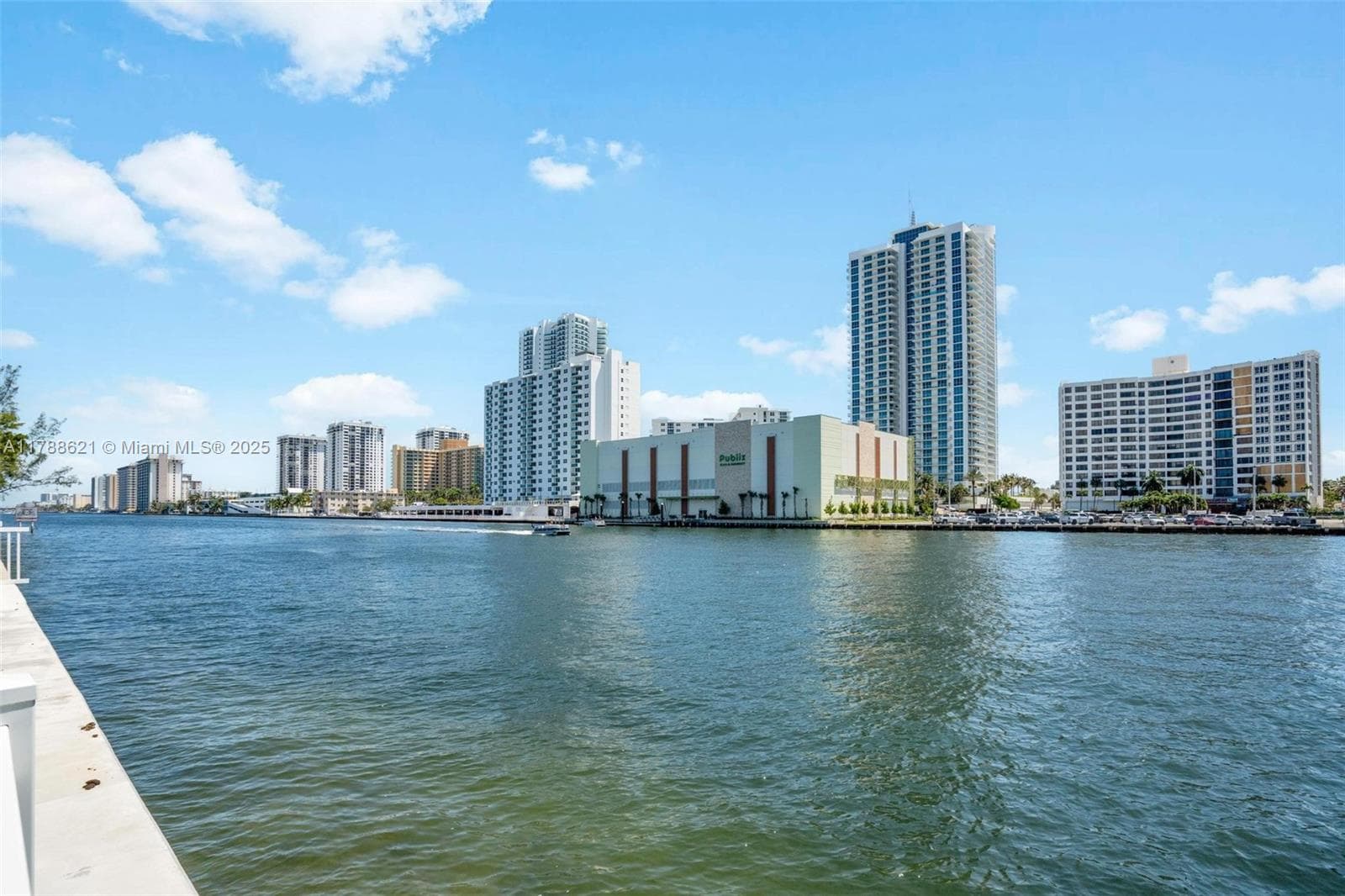 600 Parkview Dr # 422(+DEN), Hallandale Beach, FL 33009
