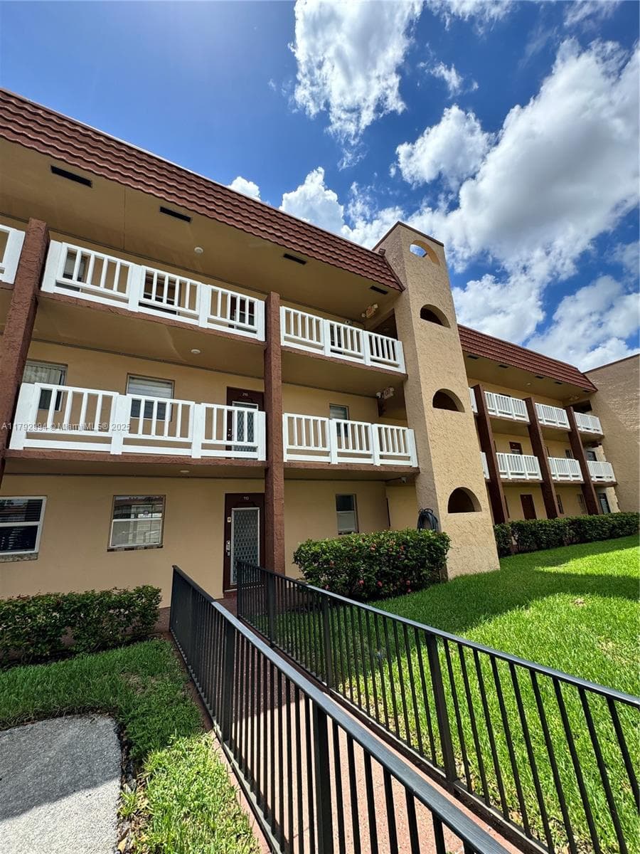 9041 Sunrise Lakes Blvd # 110, Sunrise, FL 33322