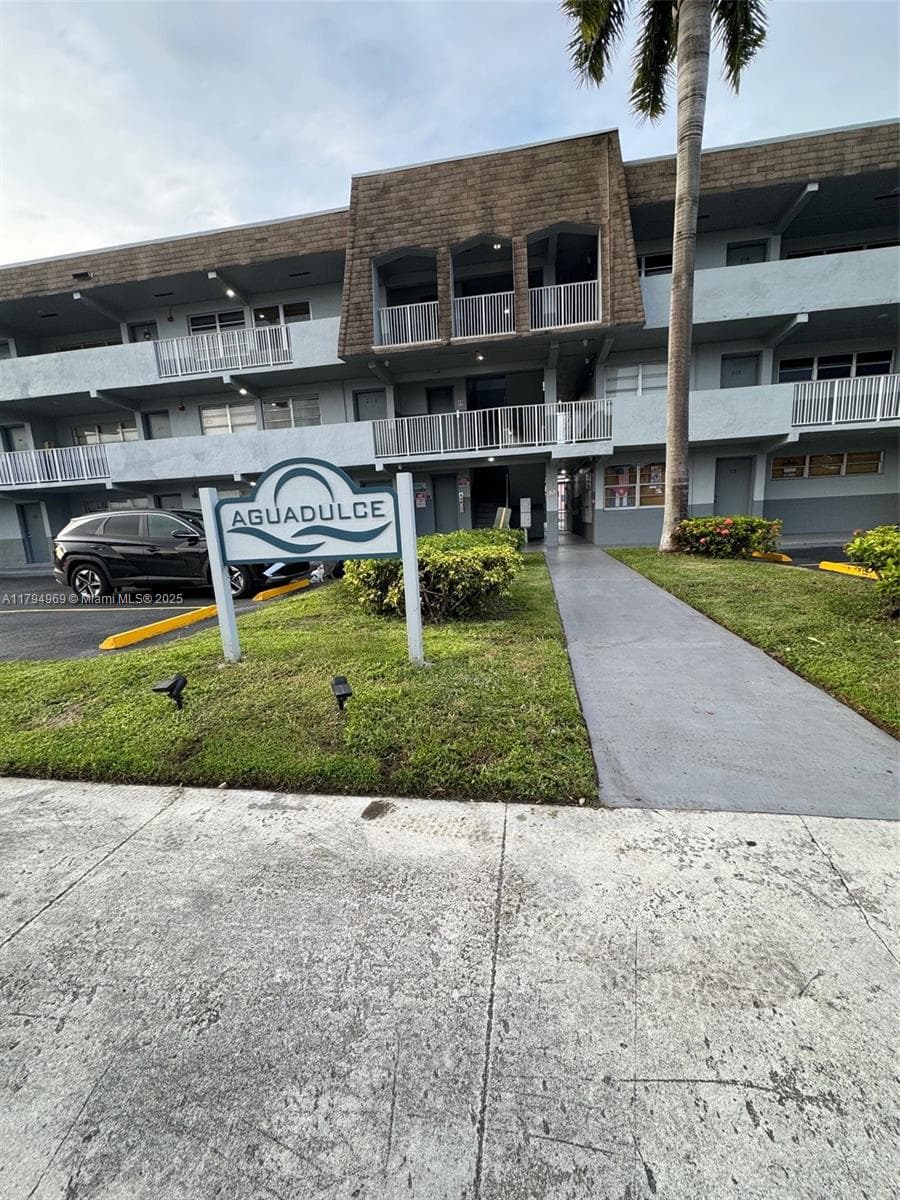11195 SW 1st St # 314, Sweetwater, FL 33174