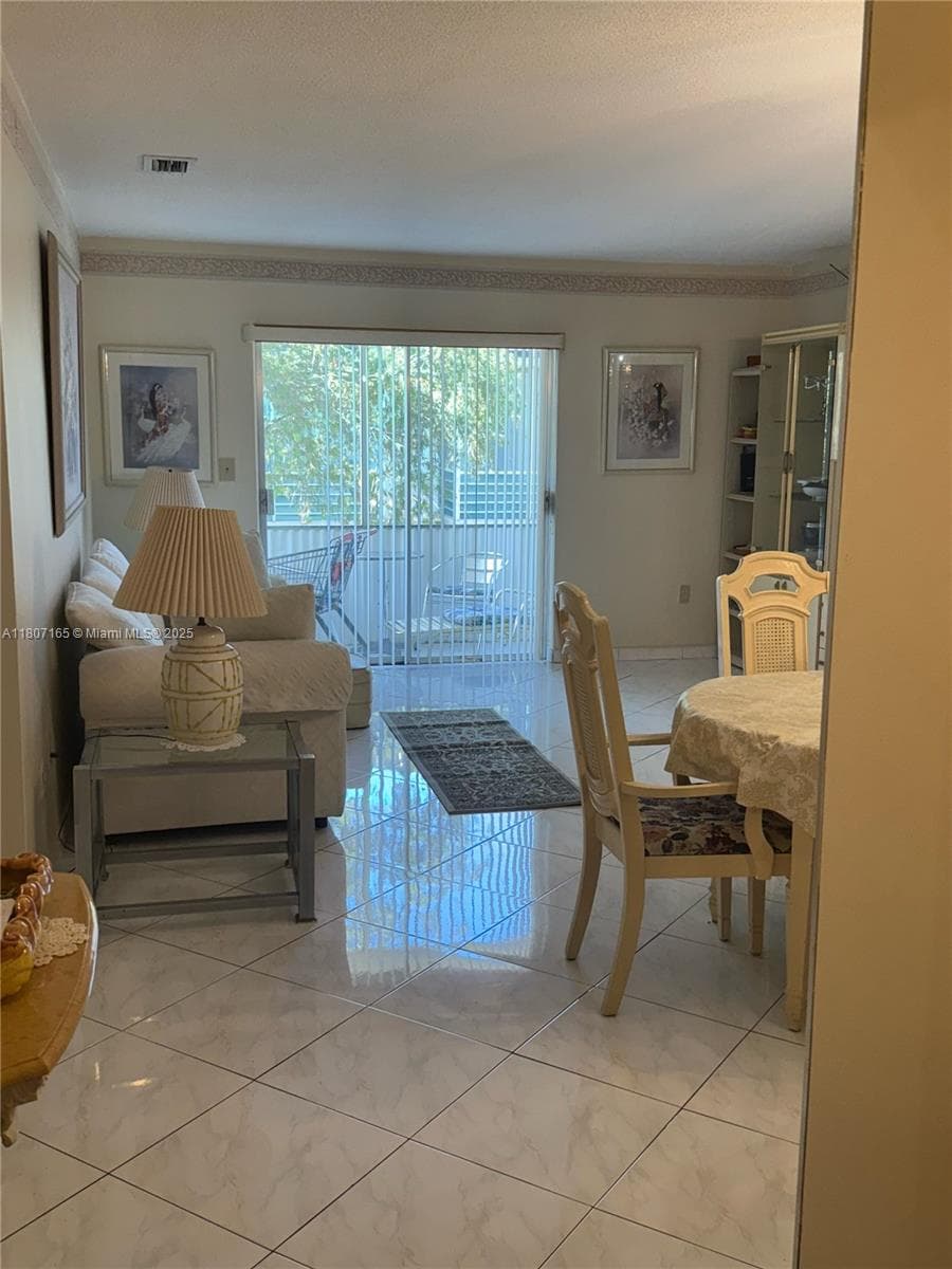 1395 NE 167th St # 203, Miami, FL 33162 — zdjęcie 2
