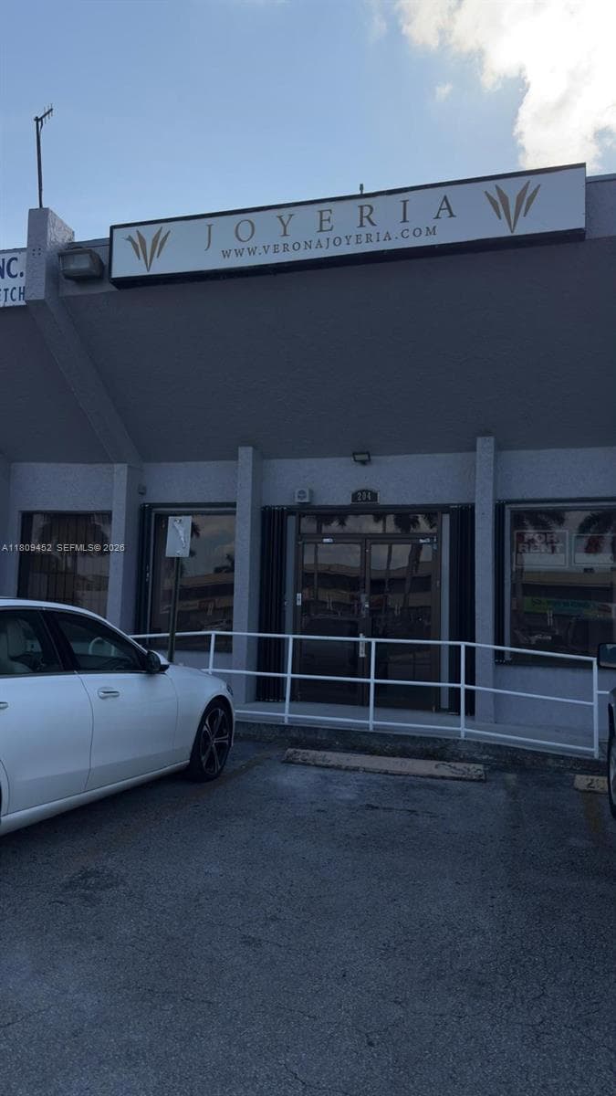 3960 W 16th Ave # 204, Hialeah, FL 33012 — zdjęcie 2