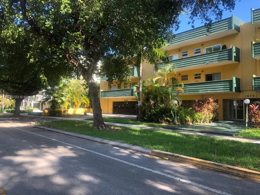 1975 NE 135th St # 2D, North Miami, FL 33181