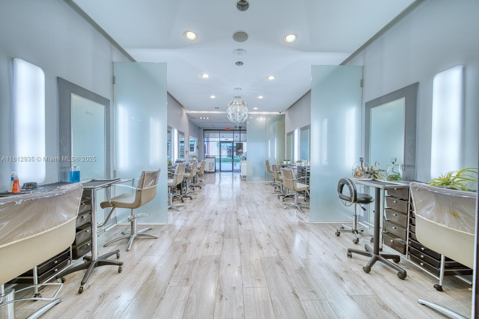 Full Service Beauty Salon On Sunset Dr & 57th Ave, Coral Gables, FL 33143 — zdjęcie 2