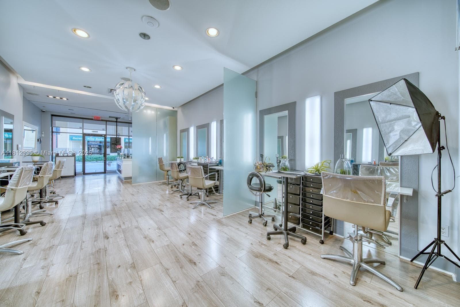 Full Service Beauty Salon On Sunset Dr & 57th Ave, Coral Gables, FL 33143 — zdjęcie 3