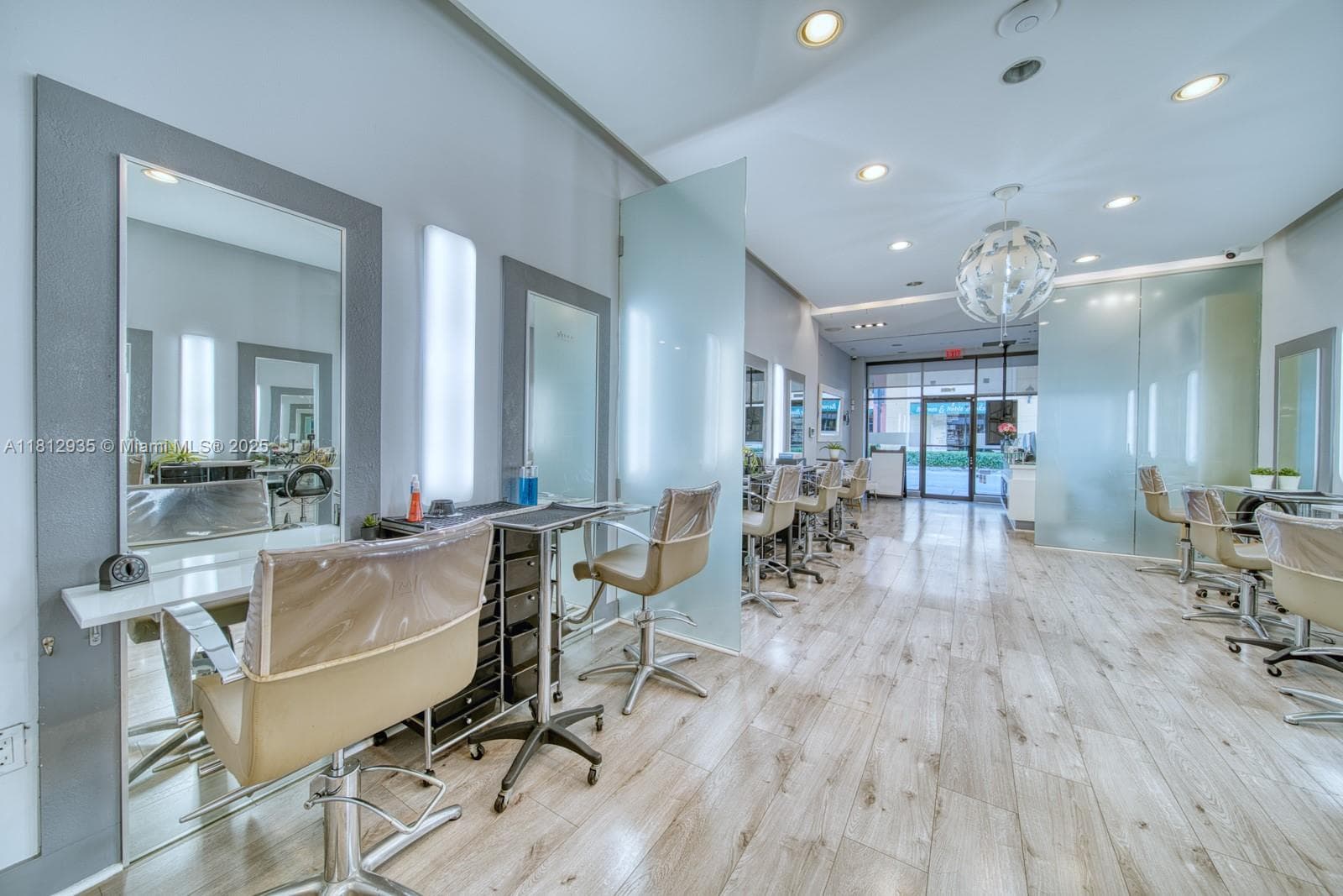Full Service Beauty Salon On Sunset Dr & 57th Ave, Coral Gables, FL 33143 — zdjęcie 5