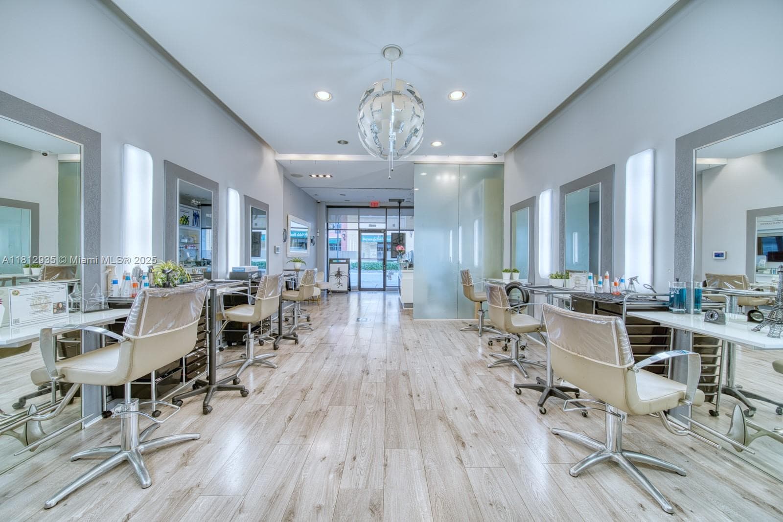 Full Service Beauty Salon On Sunset Dr & 57th Ave, Coral Gables, FL 33143 — zdjęcie 4