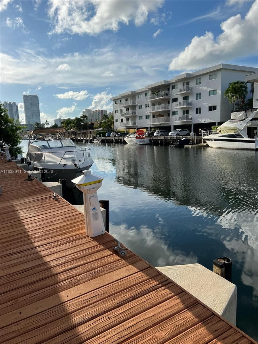 3716 NE 168th St # 303, North Miami Beach, FL 33160 — zdjęcie 3