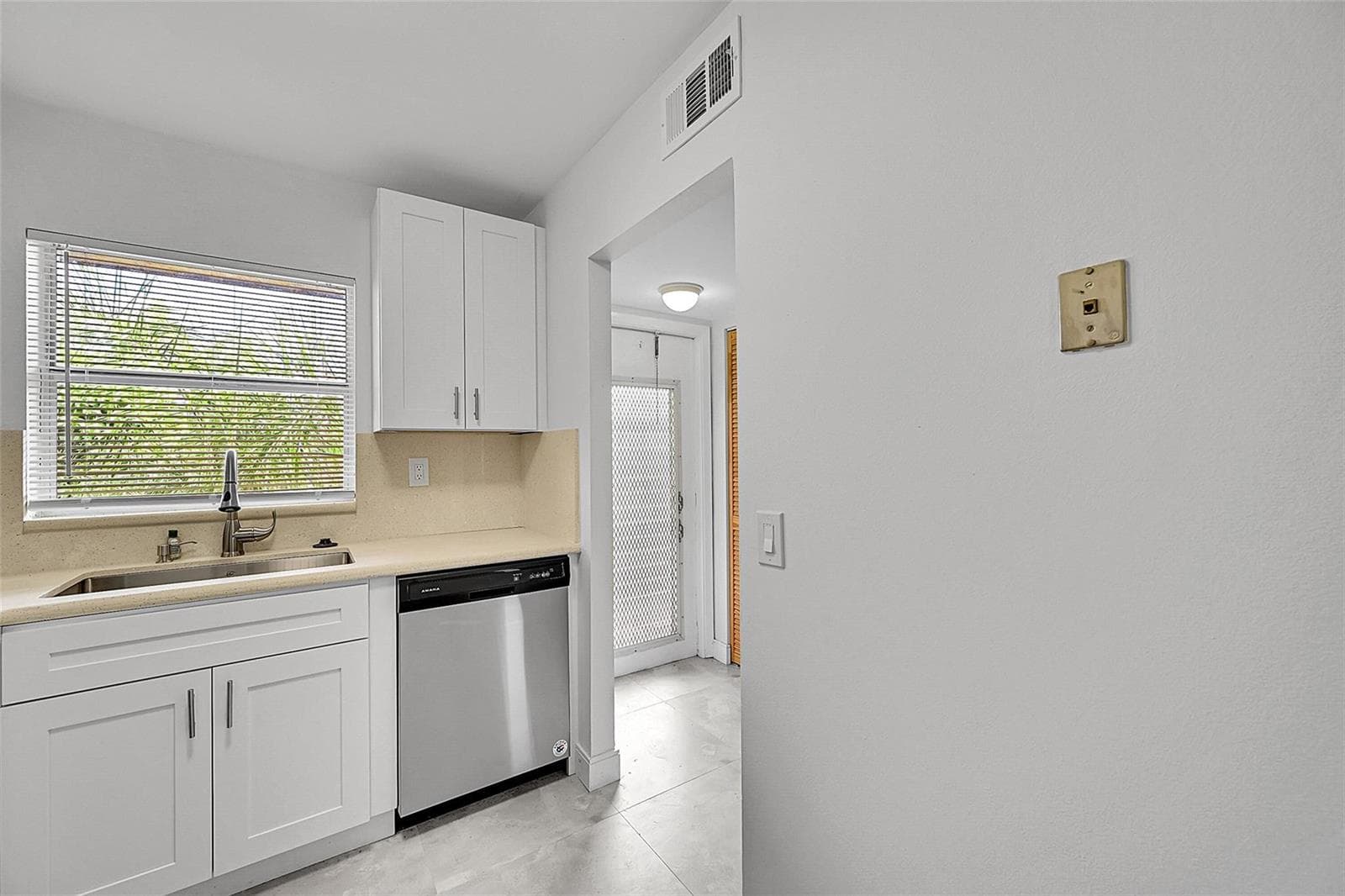 9761 Sunrise Lakes Boulevard # 301, Sunrise, FL 33322 — zdjęcie 2