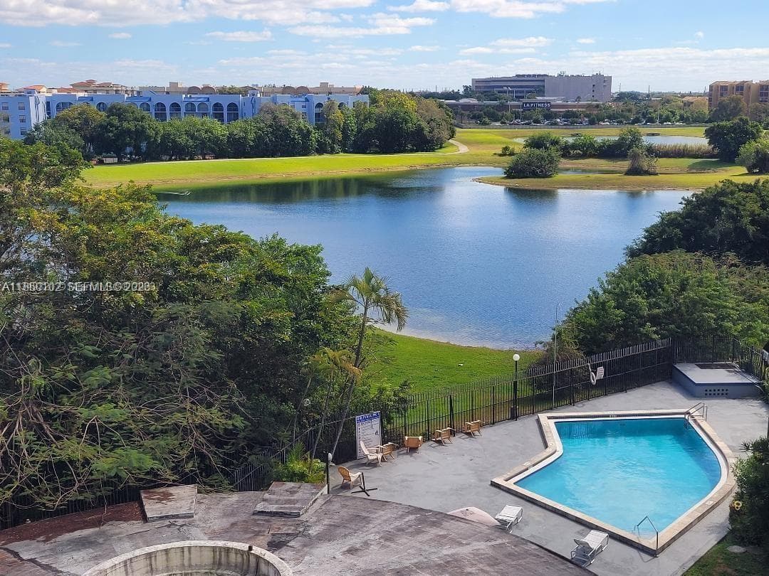 9682 Fontainebleau Blvd # 401, Miami, FL 33172 — zdjęcie 2