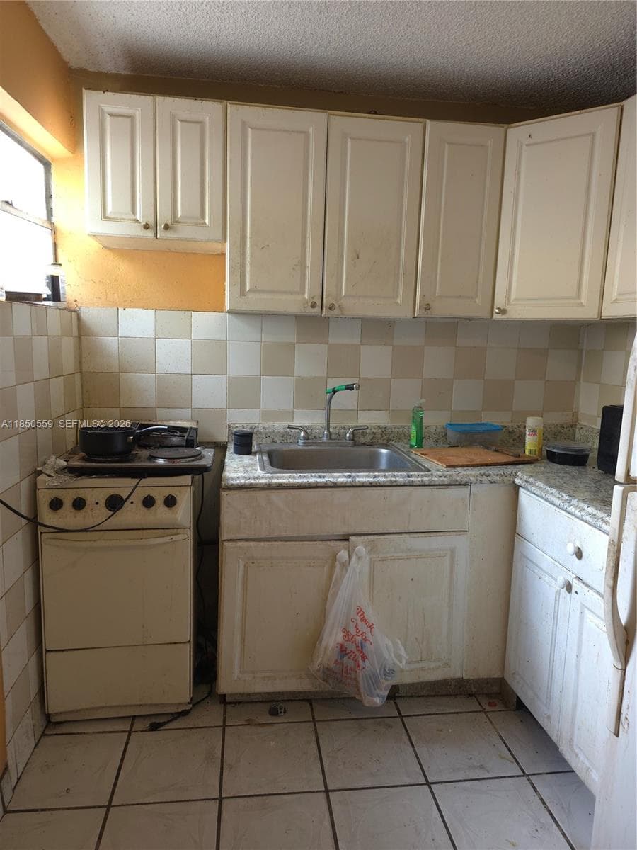 163 NW 18th Ct, Miami, FL 33125 — zdjęcie 5
