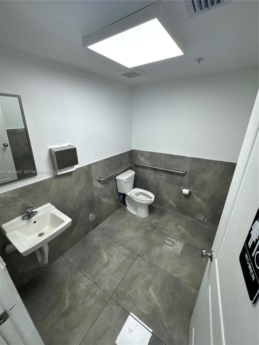 10859 NW 21st St, Sweetwater, FL 33172 — zdjęcie 4