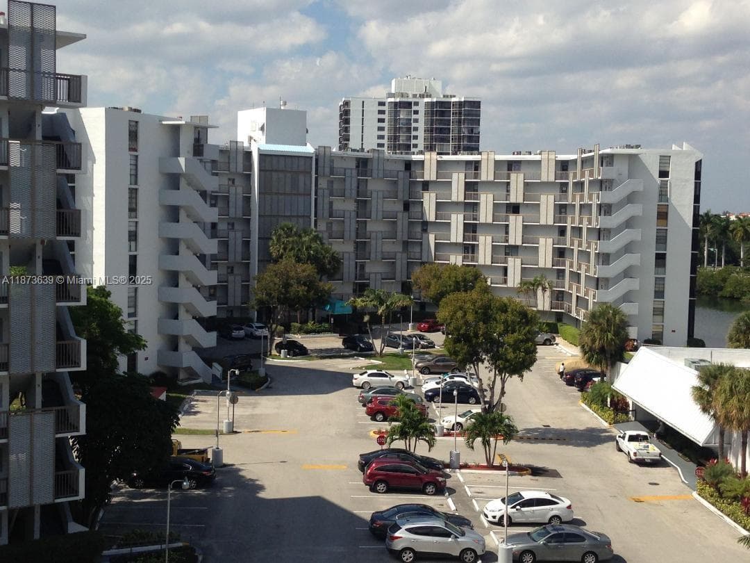 3475 N Country Club Dr # 116, Aventura, FL 33180