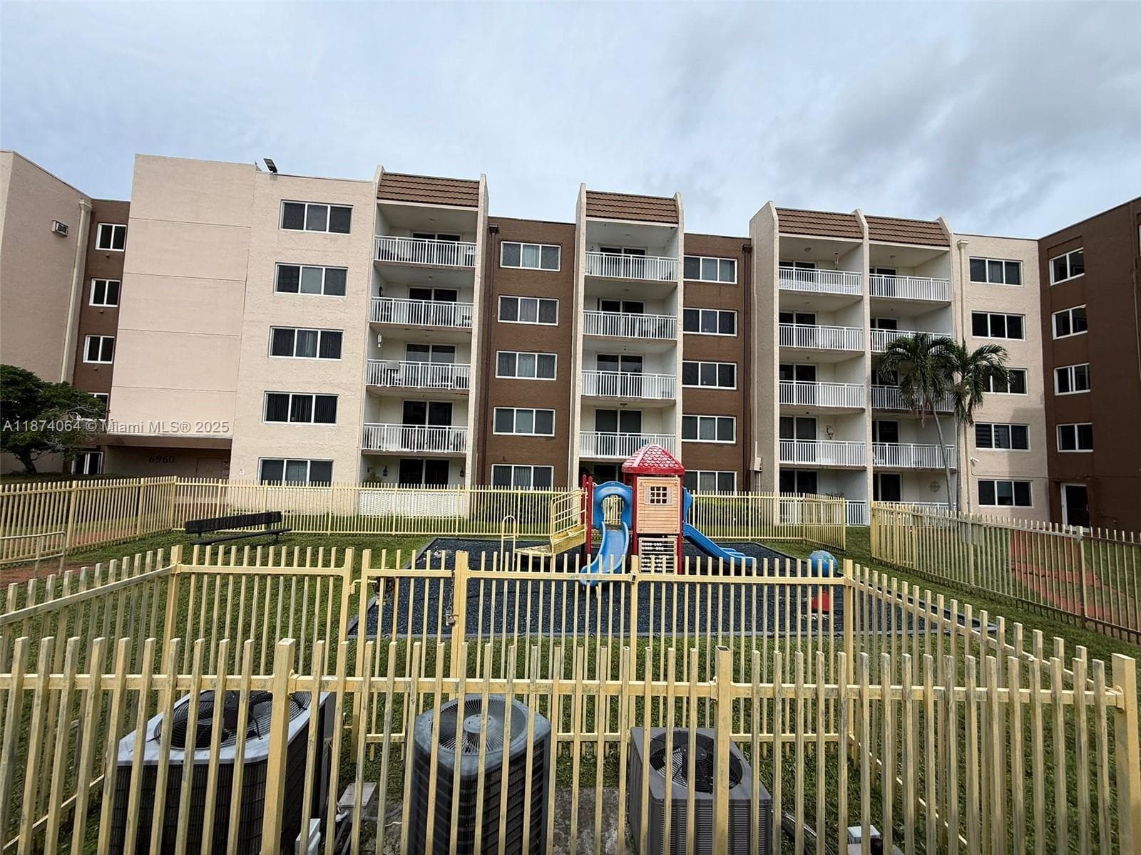 6940 Miami Gardens Dr # 1-122, Hialeah, FL 33015