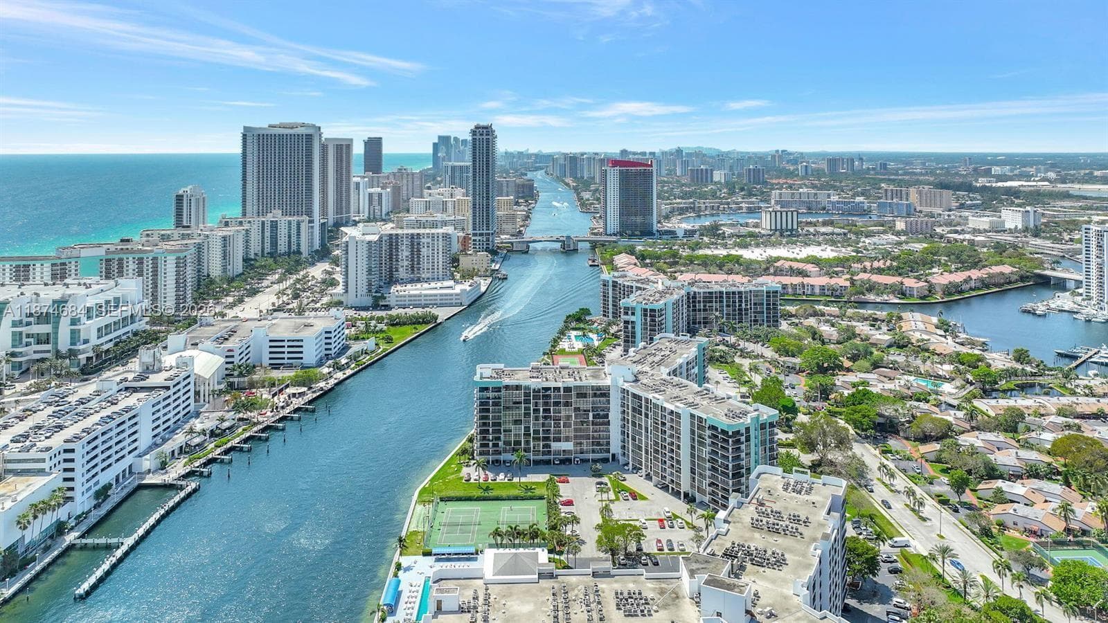 1000 Parkview Dr # 805, Hallandale Beach, FL 33009 — zdjęcie 2