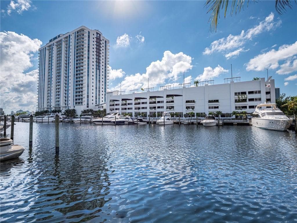 17111 Biscayne Boulevard # 2105 + 1 BOAT SLIP 100 ft, North Miami Beach, FL 33160 — zdjęcie 3