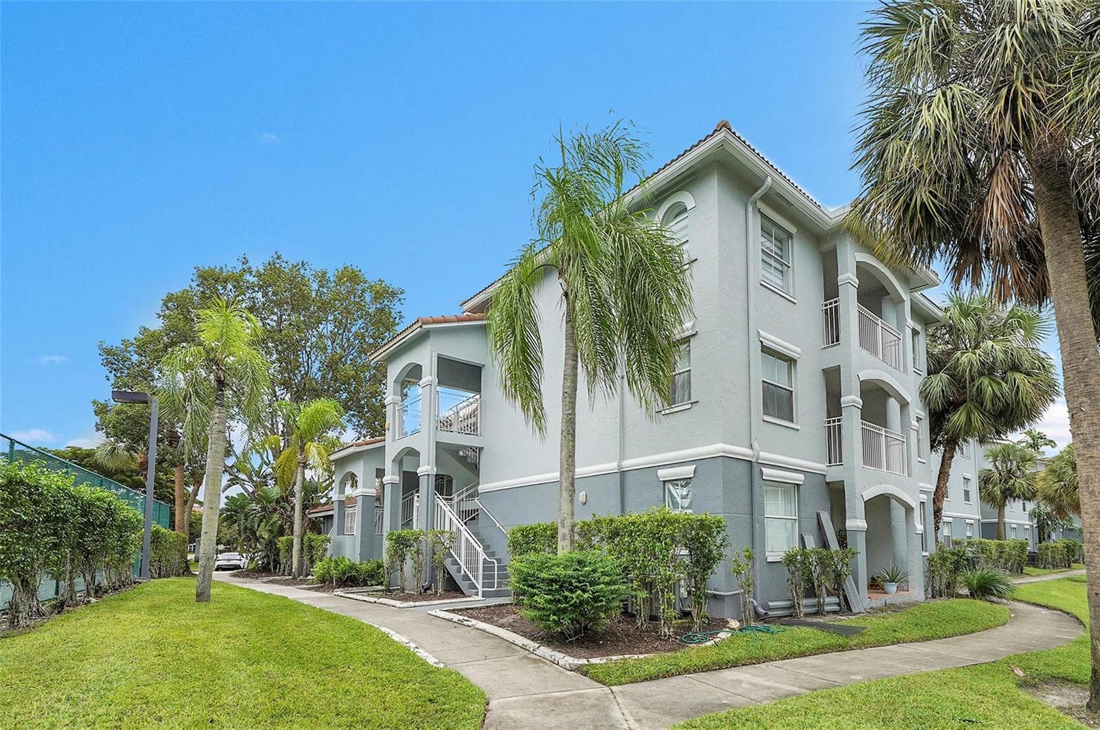 9645 NW 1st Court # 1-210, Pembroke Pines, FL 33024 — zdjęcie 2