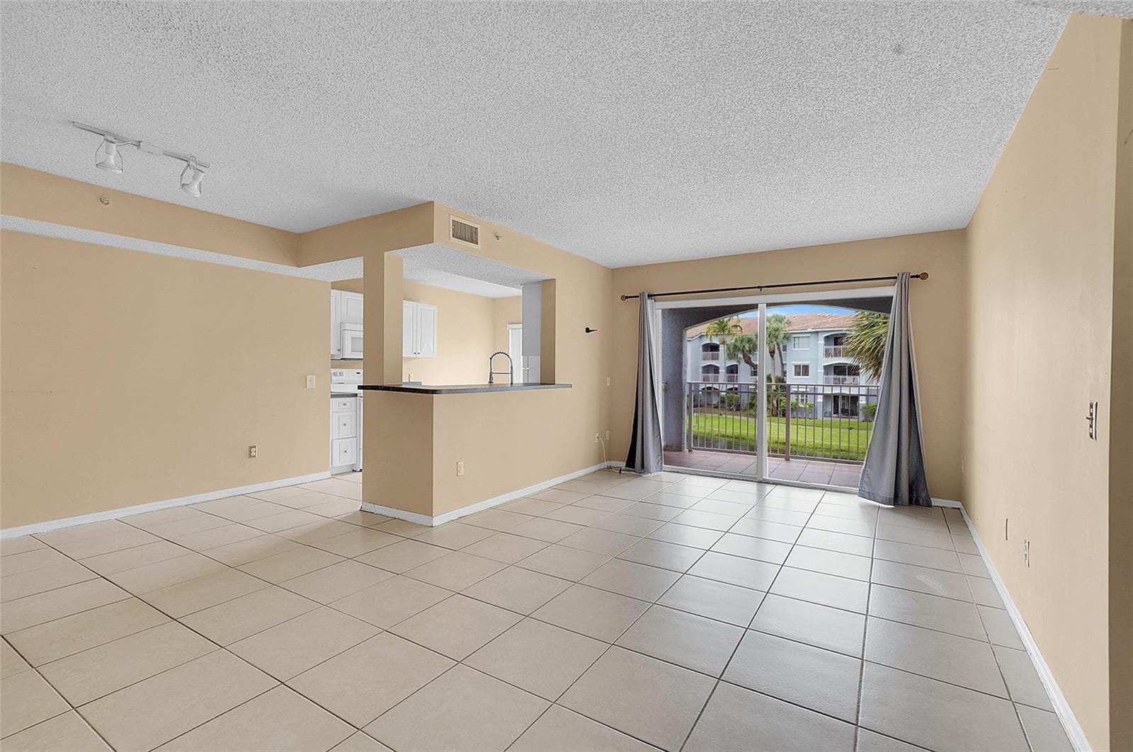 9645 NW 1st Court # 1-210, Pembroke Pines, FL 33024 — zdjęcie 4