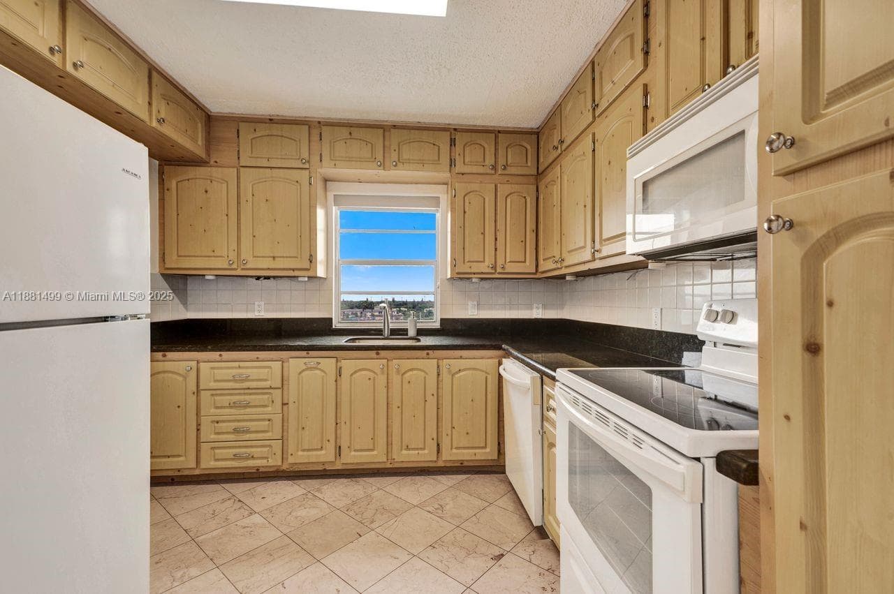 2025 NE 164th St # 716, North Miami Beach, FL 33162 — zdjęcie 2