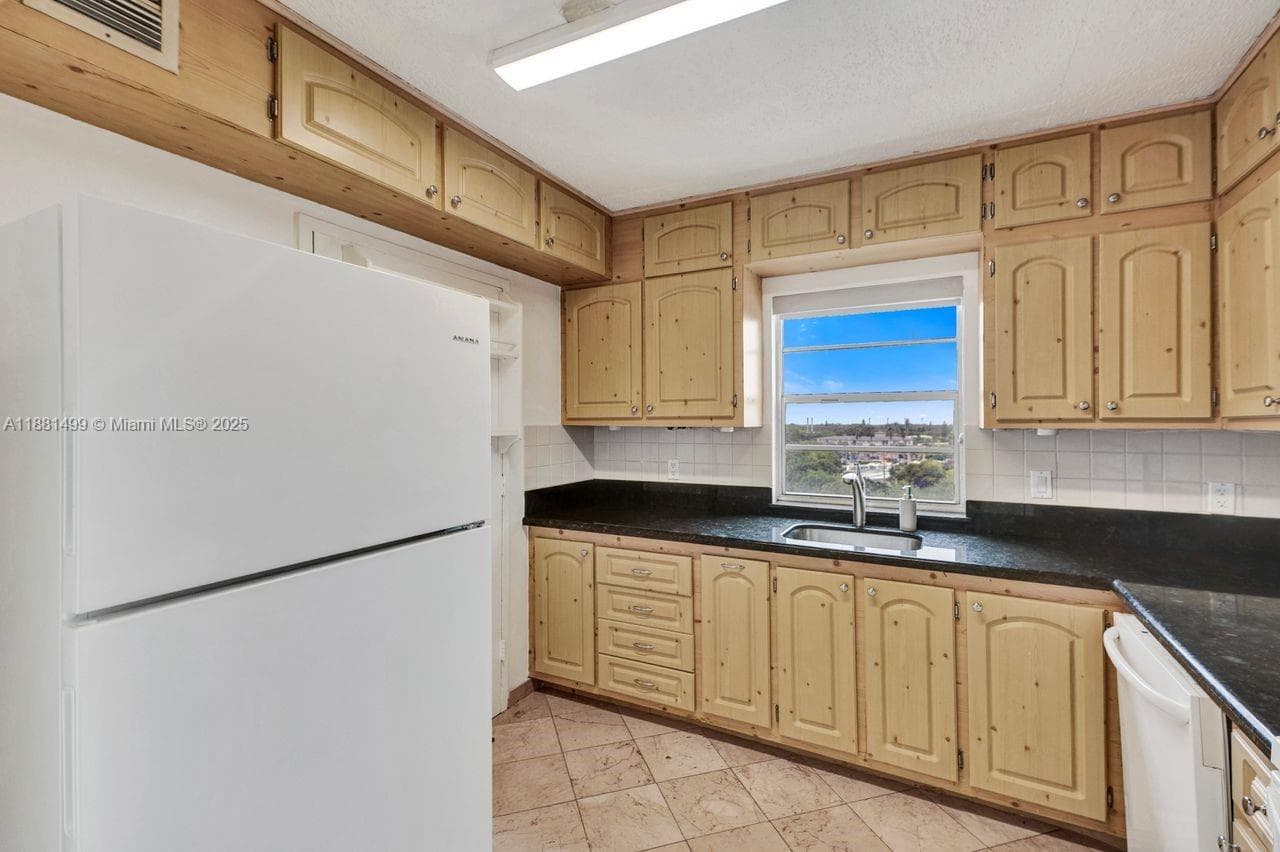 2025 NE 164th St # 716, North Miami Beach, FL 33162 — zdjęcie 3