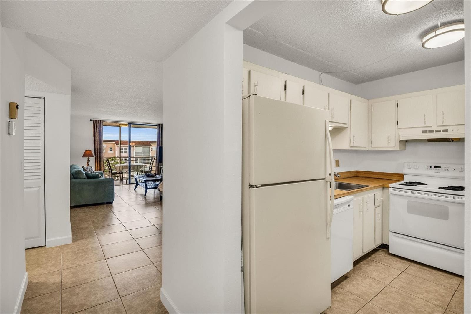 2840 Somerset Drive # 403, Lauderdale Lakes, FL 33311 — zdjęcie 3