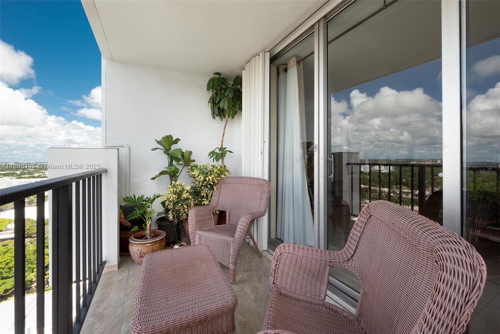 2750 NE 183rd St # 2204, Aventura, FL 33160 — zdjęcie 2