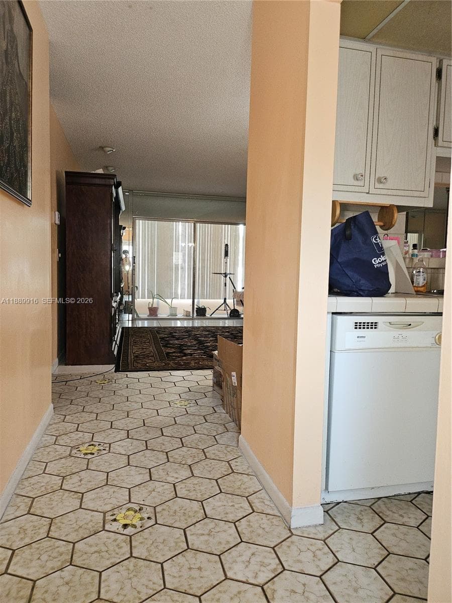 5121 W Oakland Park Blvd # 211, Lauderdale Lakes, FL 33313