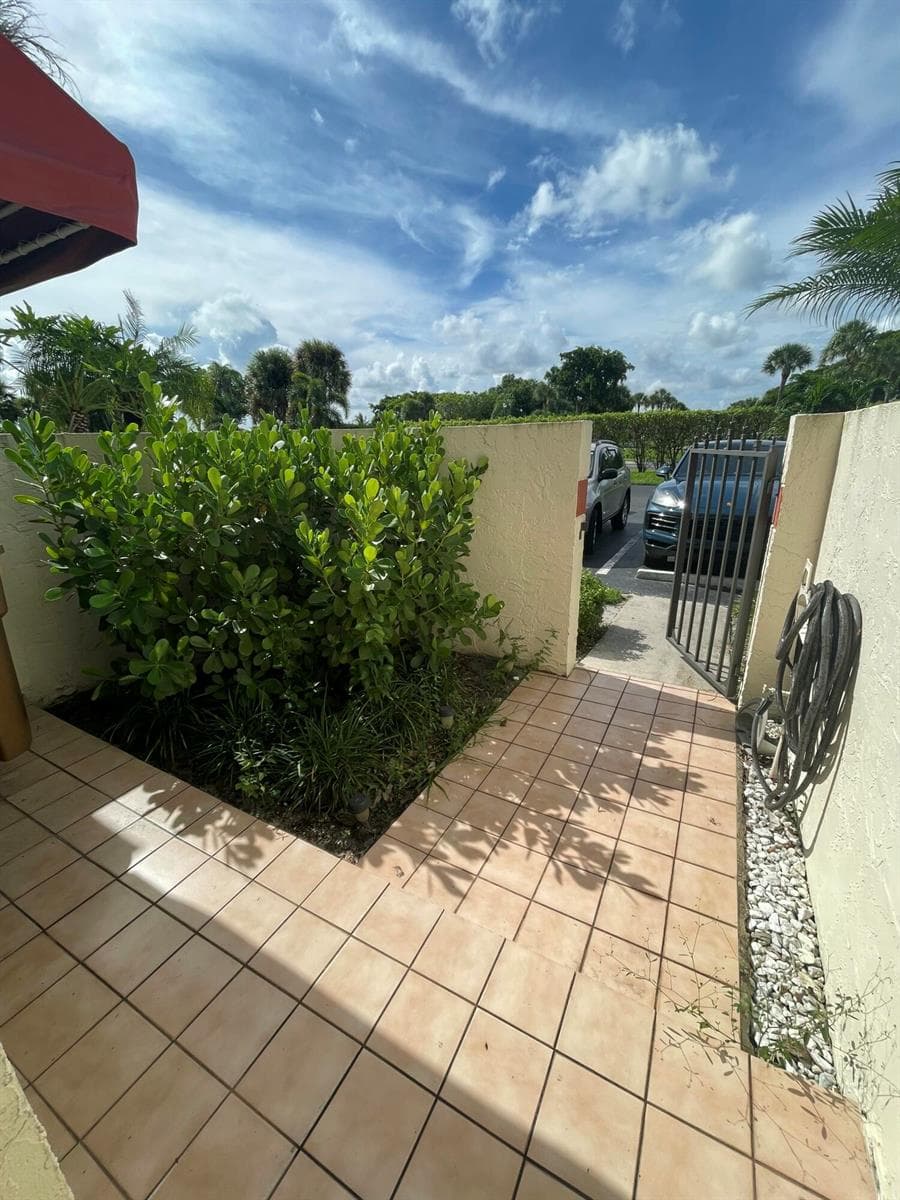 307 Liberty Court, Deerfield Beach, FL 33442 — zdjęcie 3
