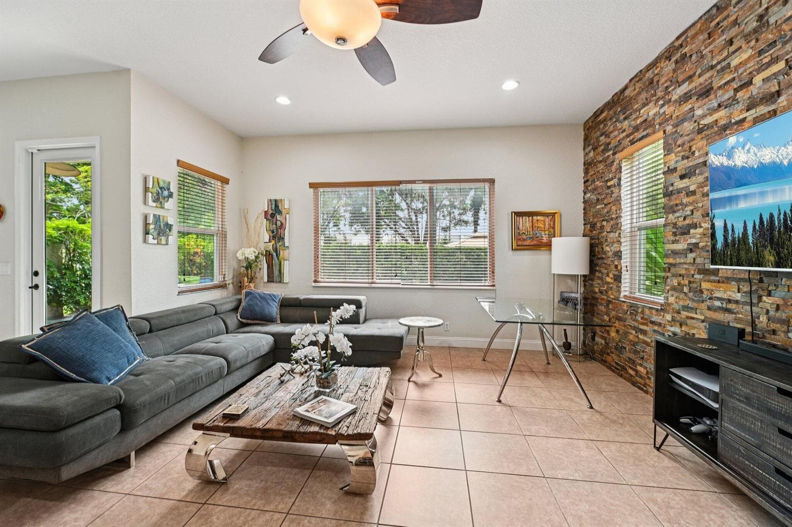 553 Gazetta Way, West Palm Beach, FL 33413 — zdjęcie 2