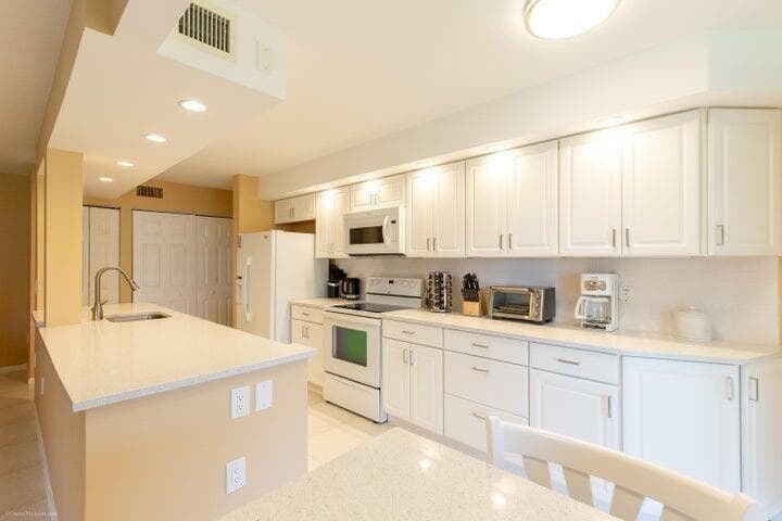 110 Half Moon Circle # E2, Hypoluxo, FL 33462 — zdjęcie 2