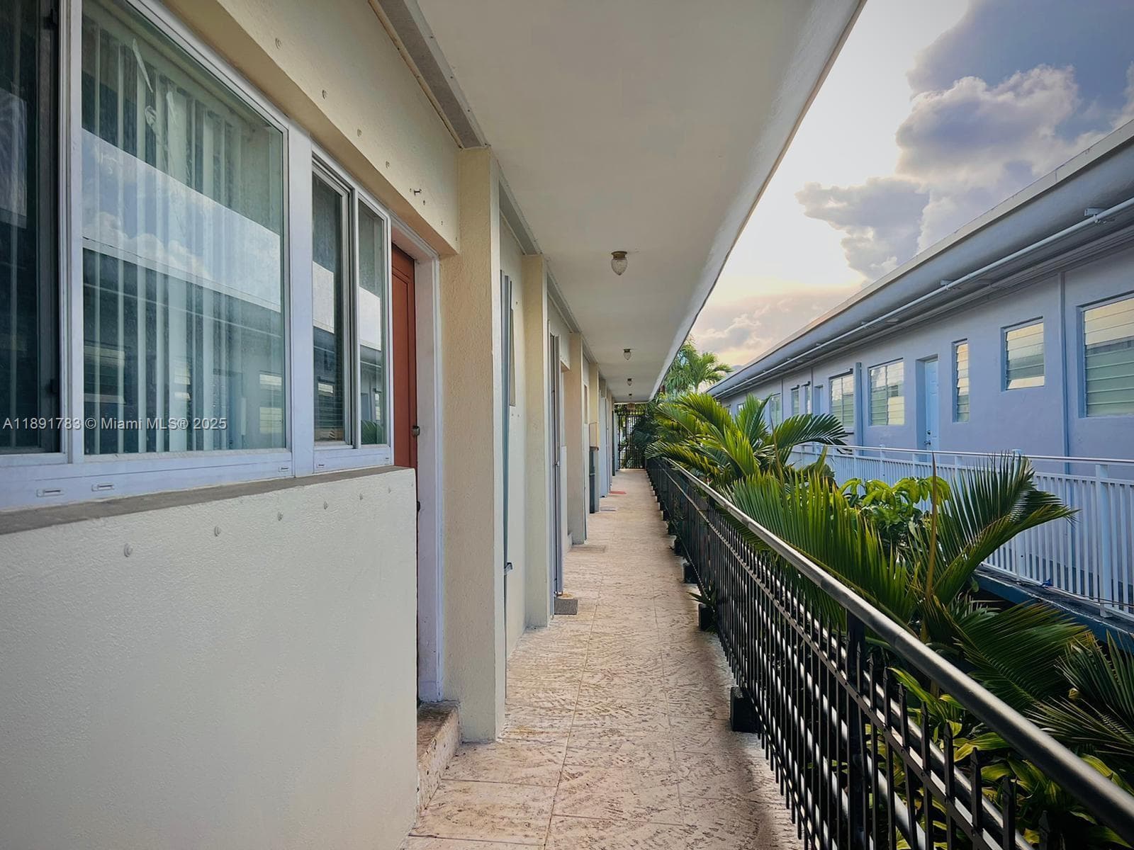 7435 Byron Ave, Miami Beach, FL 33141 — zdjęcie 4