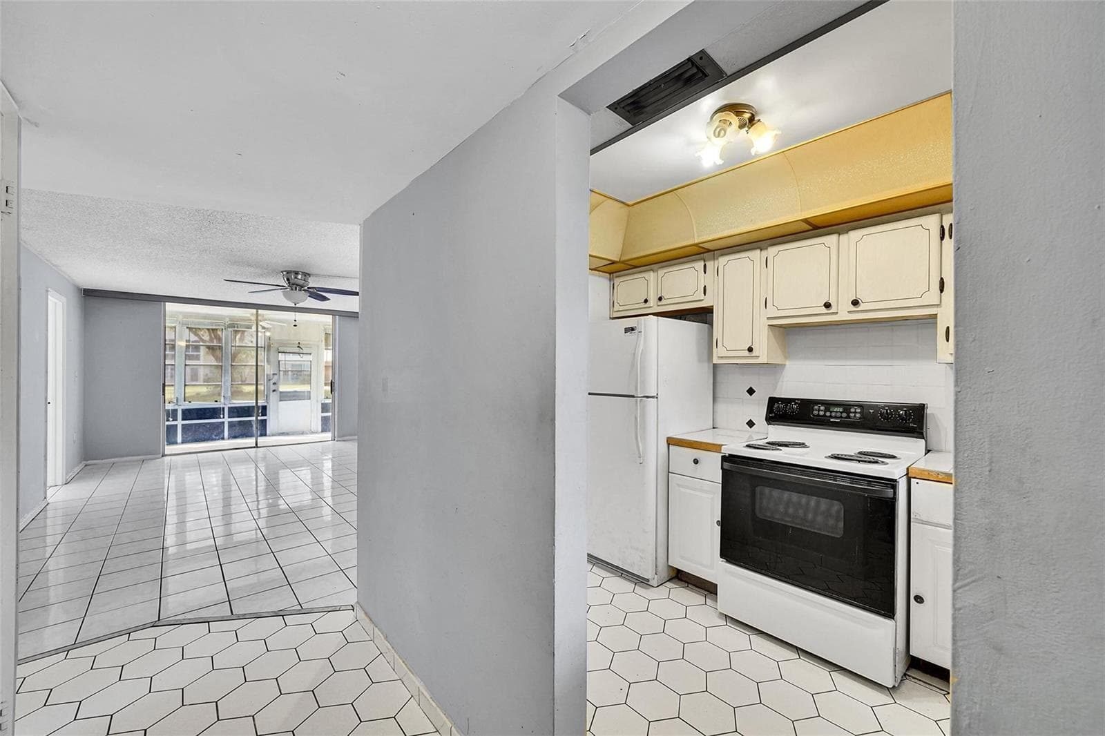 2901 Sunrise Lakes Drive # 101, Sunrise, FL 33322 — zdjęcie 4