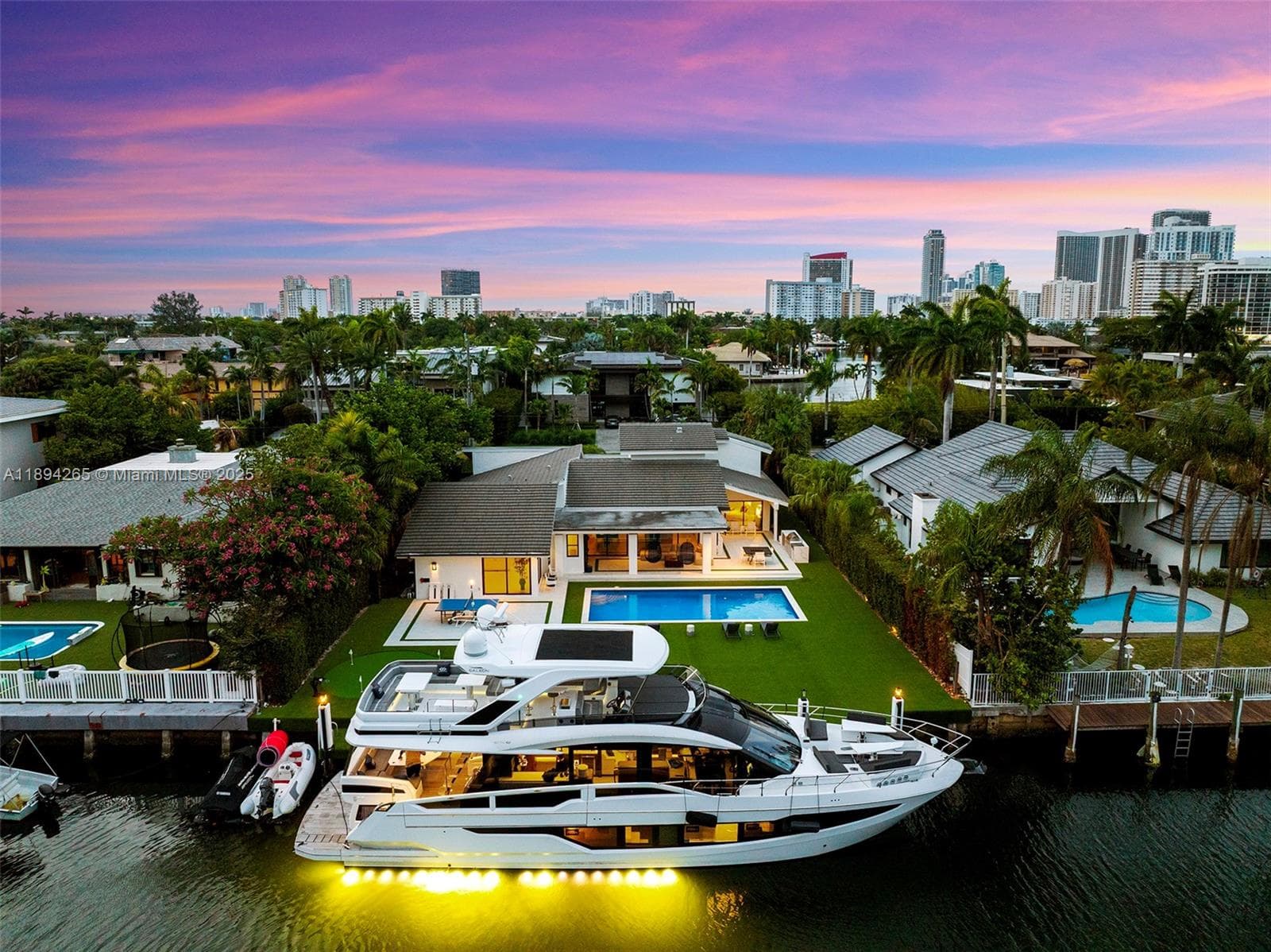 207 Holiday Dr, Hallandale Beach, FL 33009 — zdjęcie 2