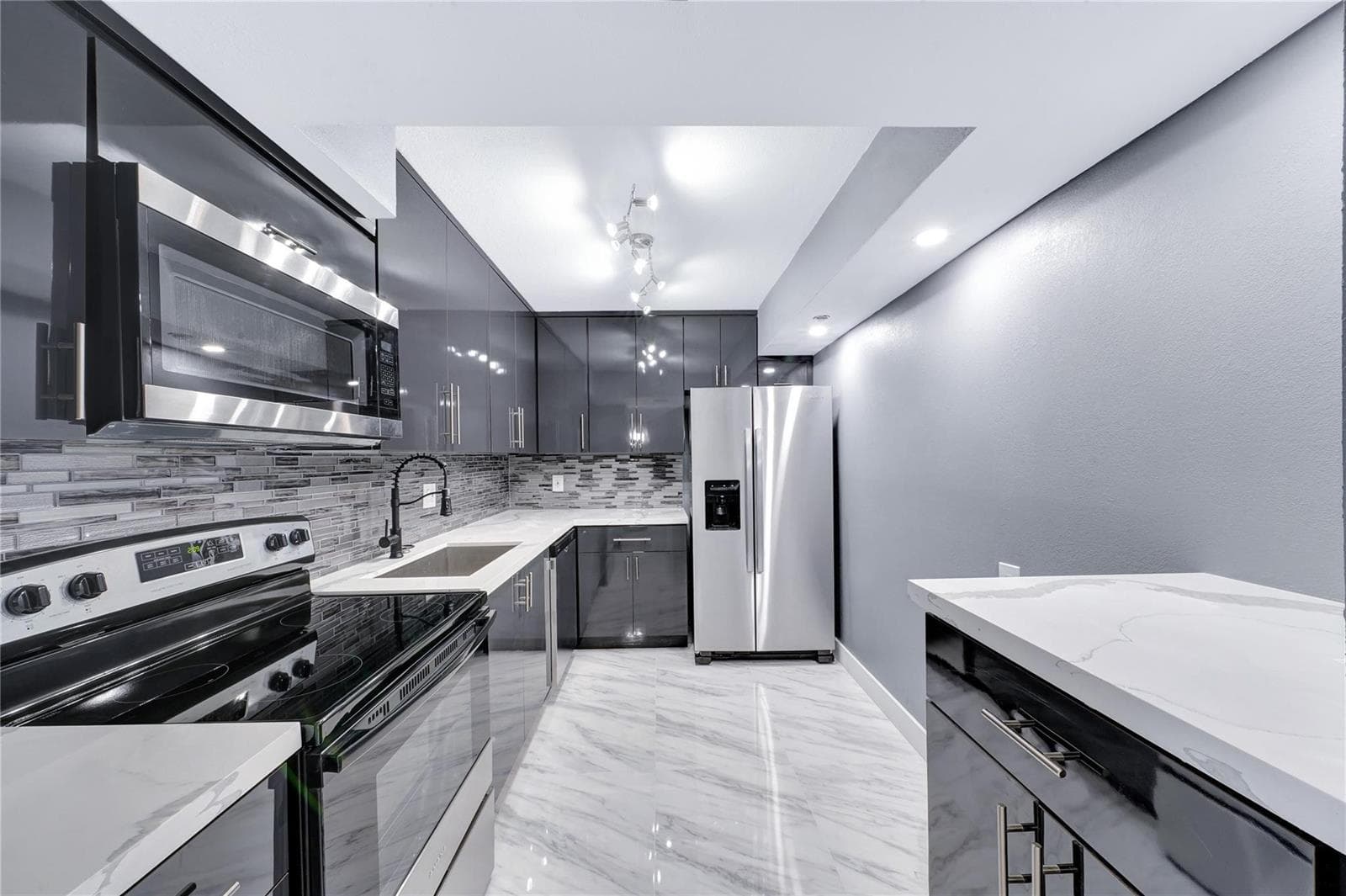 1100 Saint Charles Place # 708, Pembroke Pines, FL 33026 — zdjęcie 3