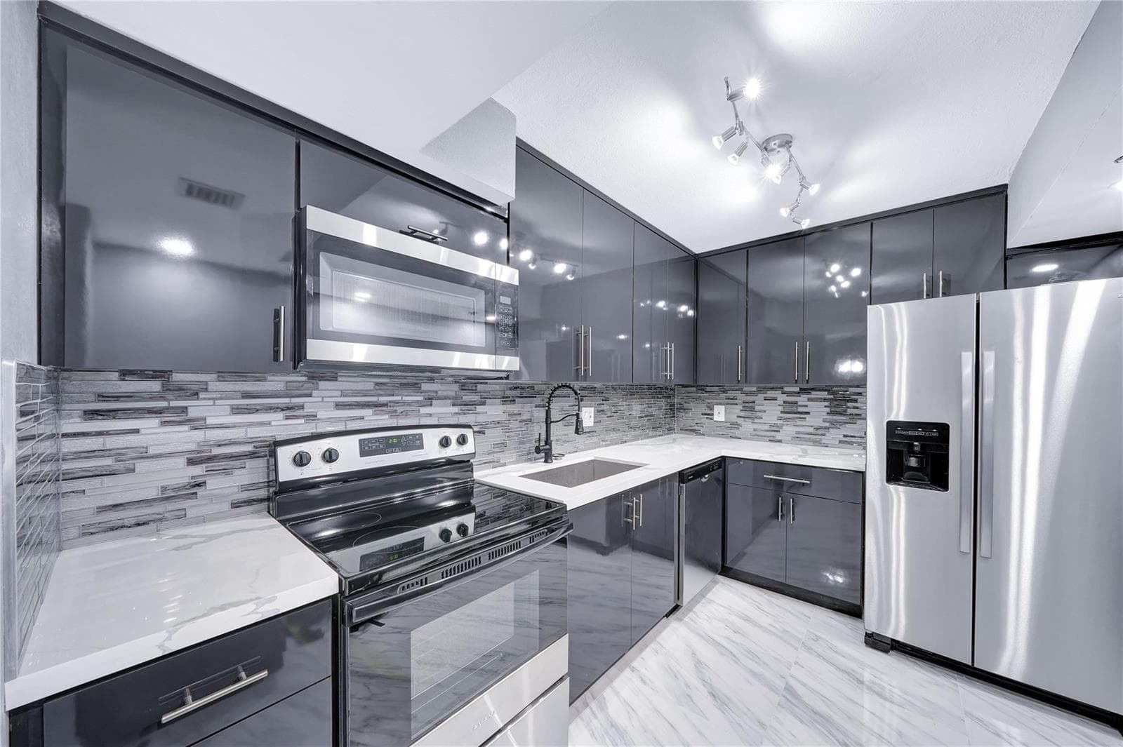 1100 Saint Charles Place # 708, Pembroke Pines, FL 33026 — zdjęcie 4