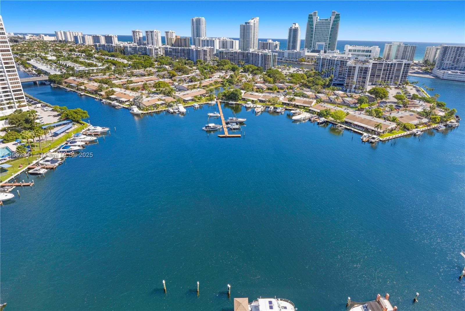 300 Three Islands Blvd # PH2A, Hallandale Beach, FL 33009 — zdjęcie 2