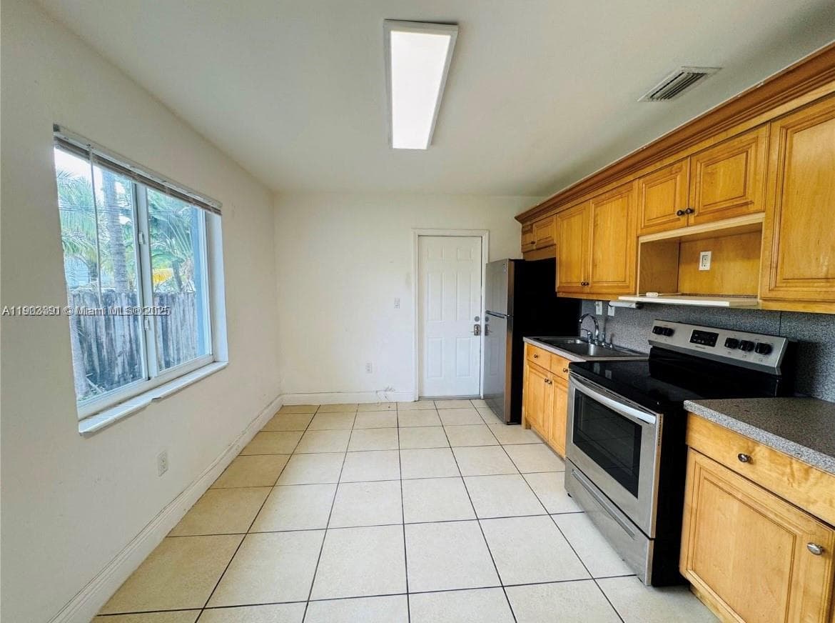 2540 NE 181st St, North Miami Beach, FL 33160 — zdjęcie 2