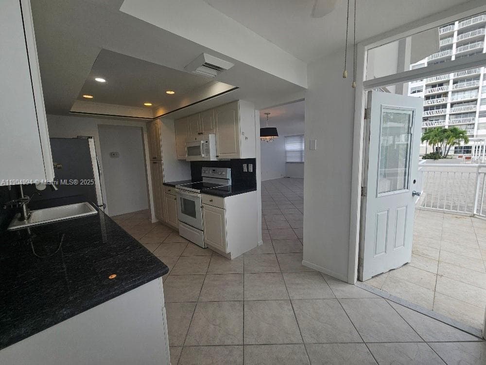 18041 Biscayne Blvd # 204, Aventura, FL 33160