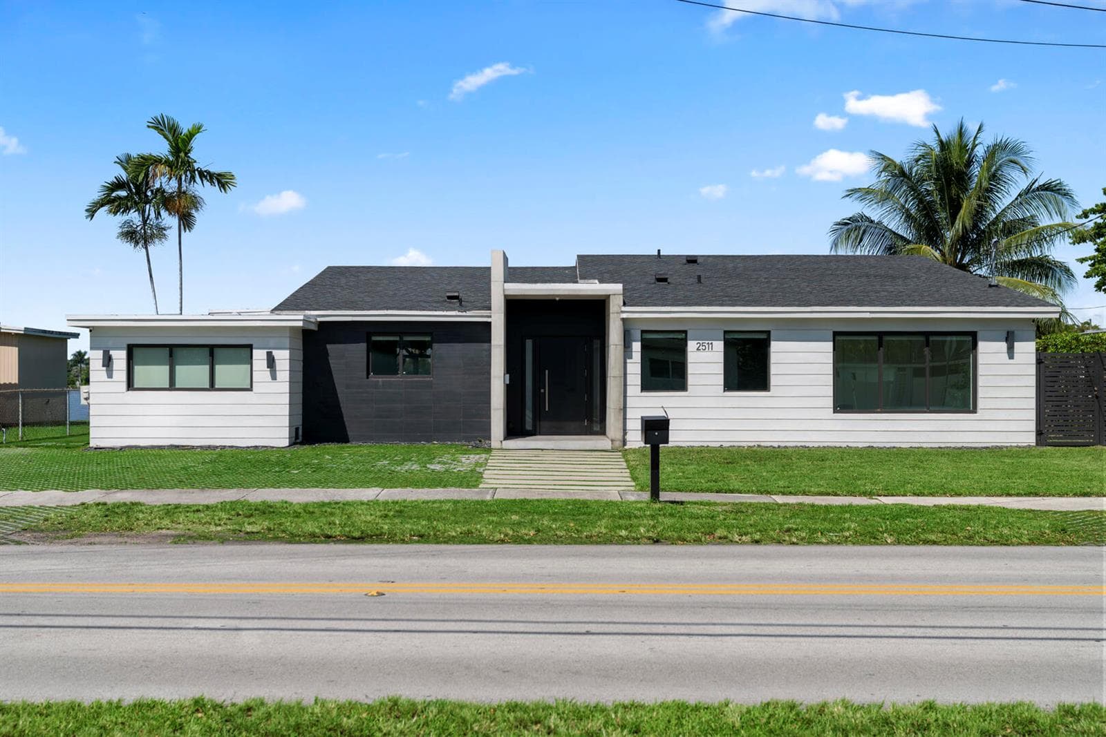 2511 NE 209th Terrace, Miami, FL 33180 — zdjęcie 2